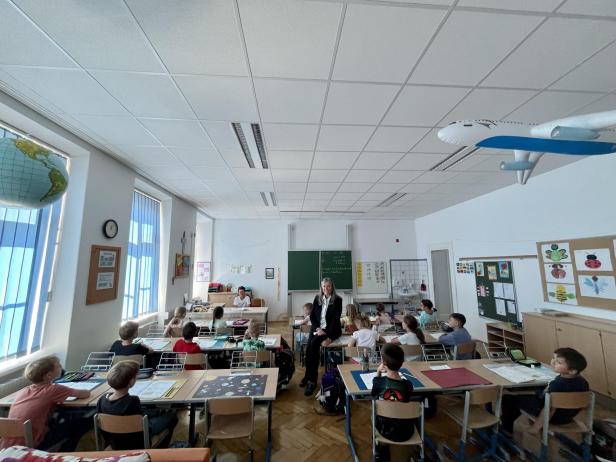 Man sieht eine Direktorin in einer Volksschulklasse in NÖ/Mautern
