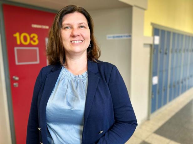 Brigitte Fränzl an der Technischen Mittelschule in Salzburg Direktorin Brigitte Fränzl in einem Schulgang