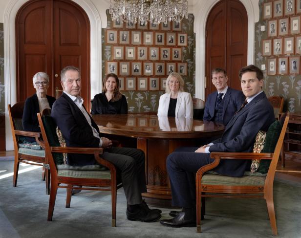 Das Friedensnobelpreis-Komitee Das Norwegische Nobelpreis-Komitee in seinem Sitzungszimmer, sechs Personen, davon drei Frauen