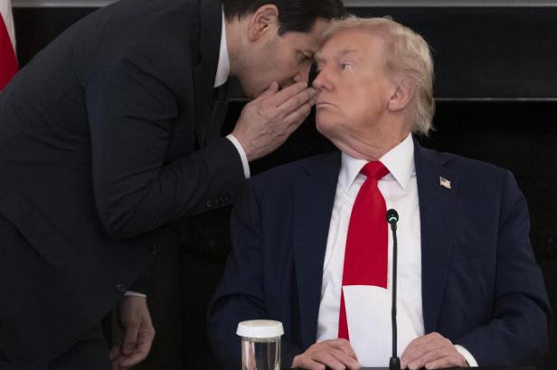 Stille Post US-Außenminister Marco Rubio flüstert Präsident Donald Trump etwas ins Ohr
