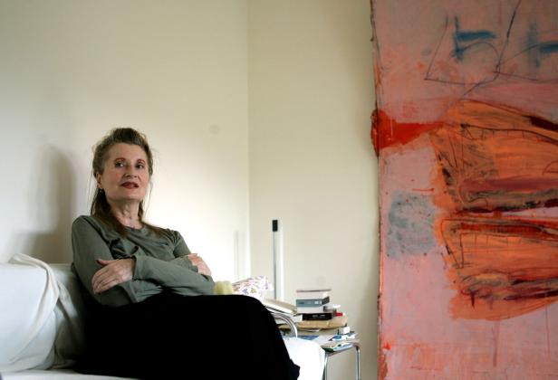 ELFRIEDE JELINEK IN WIEN ( Nobelpreis 2004 f. Literatur ) Frau sitzt mit verschränkten Armen in Wohnung
