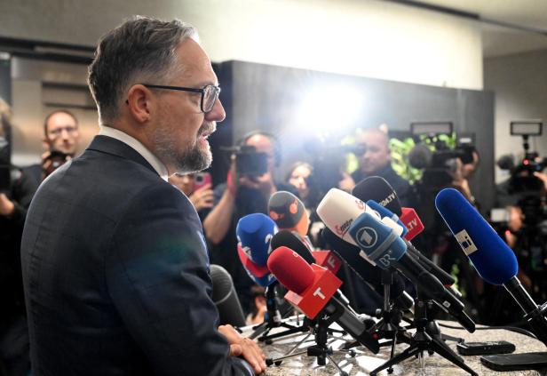 Benkos Rechtsanwalt Norbert Wess nach der Urteilsverkündung Benkos Rechtsanwalt Norbert Wess gab nach der Urteilsverkündung ein Pressestatement ab und beantwortete Journalistenfragen.