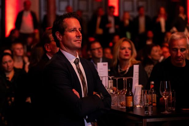 Gäste verfolgen aufmerksam die Verleihung des zeig profil awards im Atelierhaus der Akademie der bildenden Künste in Wien.