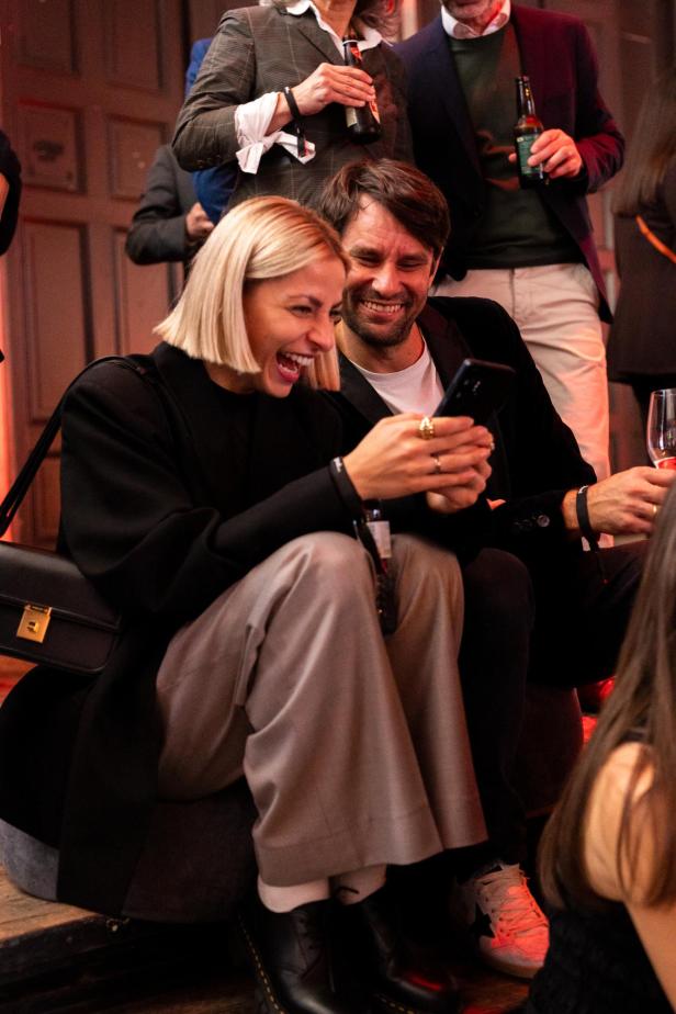 Gäste verfolgen aufmerksam die Verleihung des zeig profil awards im Atelierhaus der Akademie der bildenden Künste in Wien.