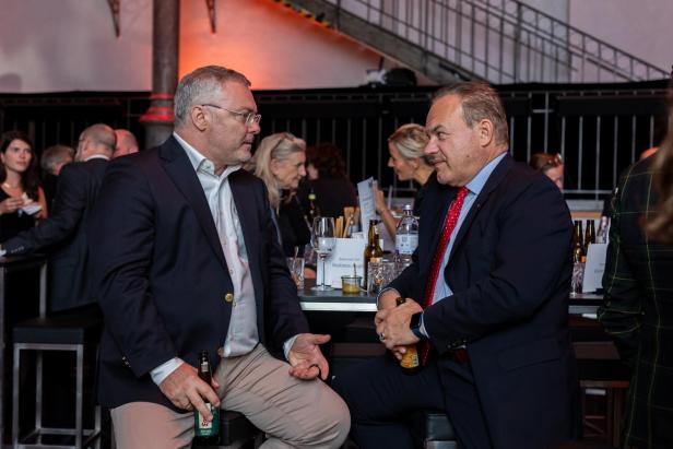 Gäste verfolgen aufmerksam die Verleihung des zeig profil awards im Atelierhaus der Akademie der bildenden Künste in Wien.