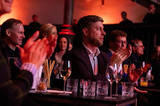 Gäste verfolgen aufmerksam die Verleihung des zeig profil awards im Atelierhaus der Akademie der bildenden Künste in Wien.