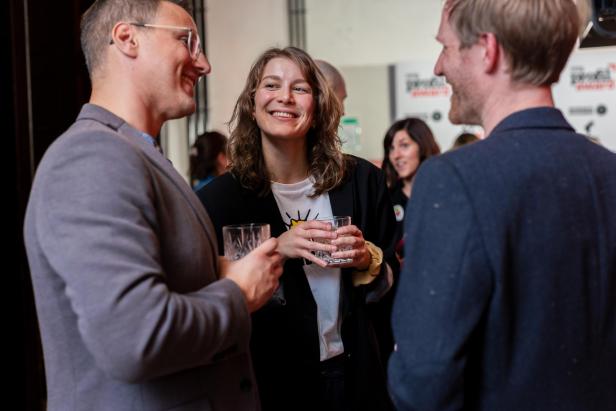 Gäste verfolgen aufmerksam die Verleihung des zeig profil awards im Atelierhaus der Akademie der bildenden Künste in Wien.