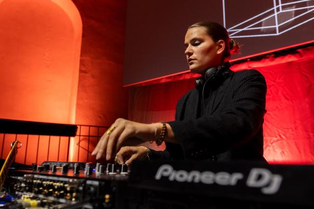 DJ auf der Bühne des zeig profil Awards