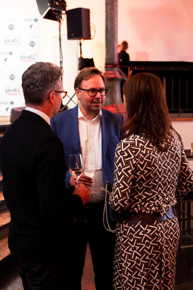 Gäste verfolgen aufmerksam die Verleihung des zeig profil awards im Atelierhaus der Akademie der bildenden Künste in Wien.