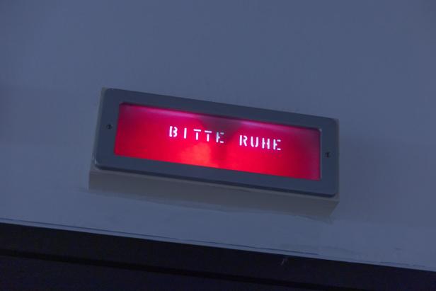 Bitte Ruhe Schild im Theater Akzent
