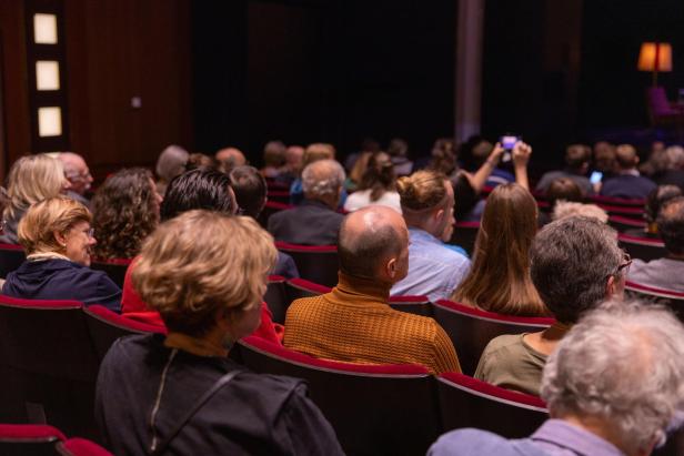 voller Saal im Theater Akzent
