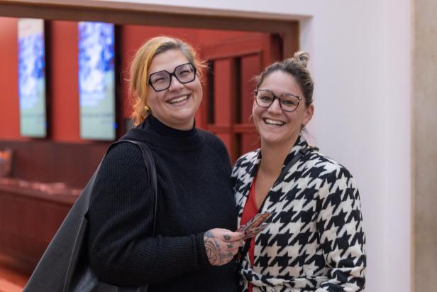 zwei Besucherinnen im Theater Akzent