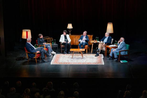 Podiumsdiskussion im Theater Akzent