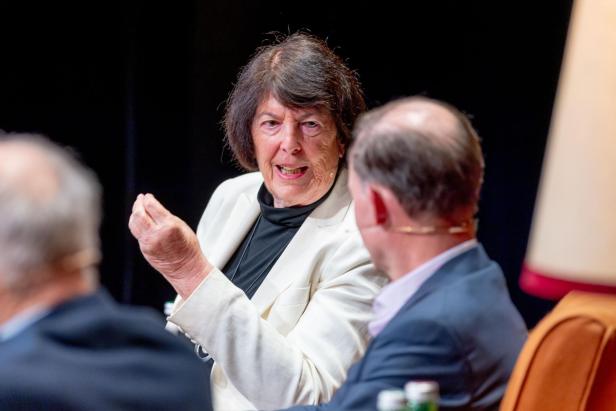 Eva Nowotny gestikuliert