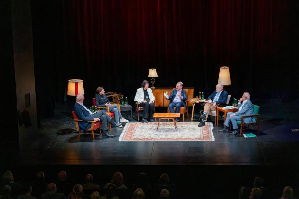 Diskussionsrunde Kodanko, Staudinger, Nowotny, Bauer, Khol, Rathkolb im Theater Akzent