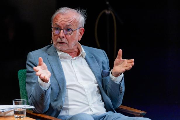 Oliver Rathkolb gestikuliert