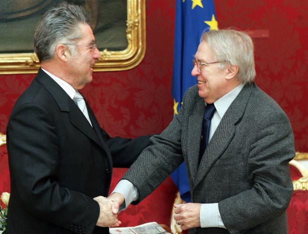 Bundespräsident Fischer mit Kohout (April 2004) Zwei Männer geben sich freundlich die Hand. Es sind Bundespräsident Heinz Fischer und der Schriftsteller Pavel Kohout.