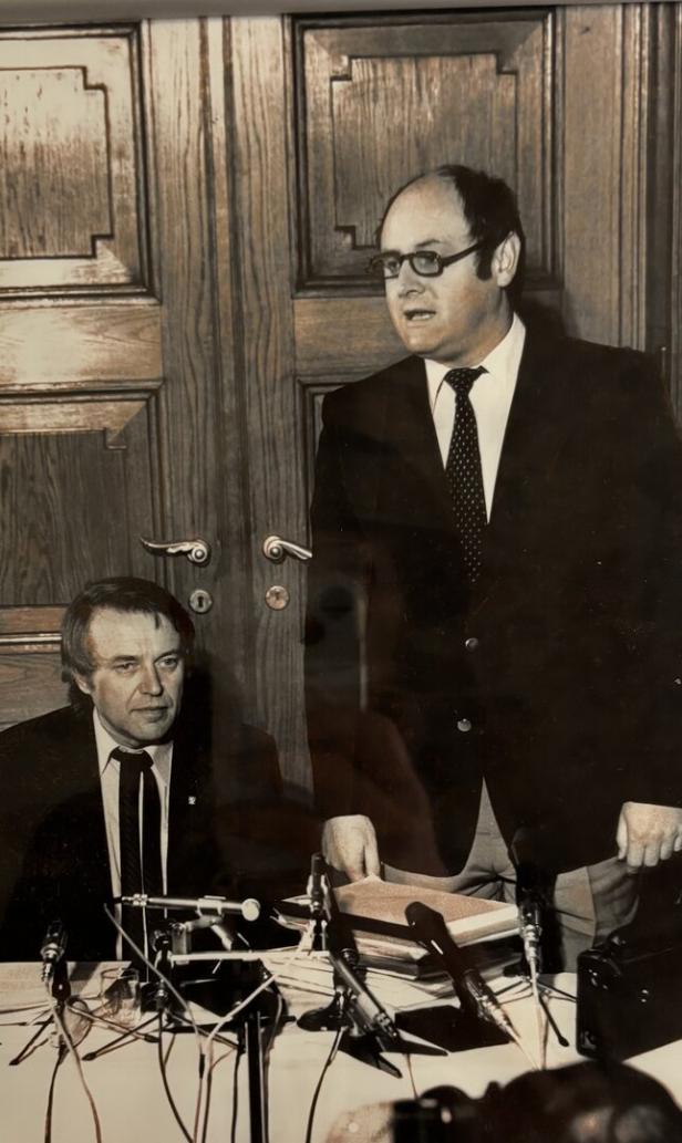 Kohout mit Burgtheater-Direktor Achim Benning (Oktober 1979) Ein Schwarz-Weiß- Foto aus 1979. Es zeigt den Schriftsteller Pavel Kohout und Burgtheater-Direktor Achim Benning