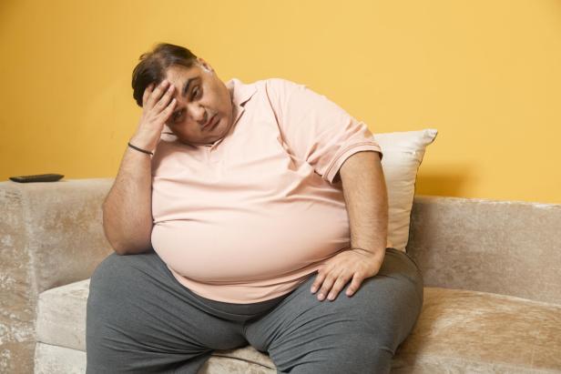 Problemfaktor Übergewicht Das Bild zeigt einen stark übergewichtigen Mann. Besonders viszerales Fett gilt als Treiber für Entzündungen.