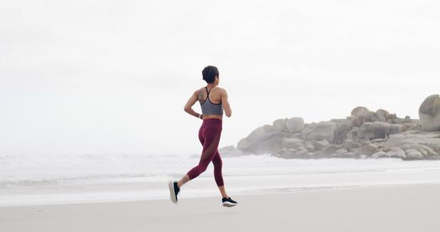 Sport gegen Entzündungen Das Bild zeigt eine Joggerin beim Laufen am Strand.