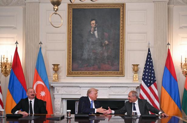 Friedensabkommen im Weißen Haus US-Präsident Donald Trump bei der Unterzeichnung des Abkommens im Weißen Haus mit dem Präsidenten Aserbaidschans (links) und dem Premier Armeniens (rechts)