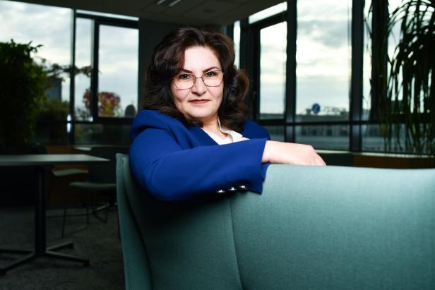 Fatma Akay-Türker sitzt auf dem Sofa