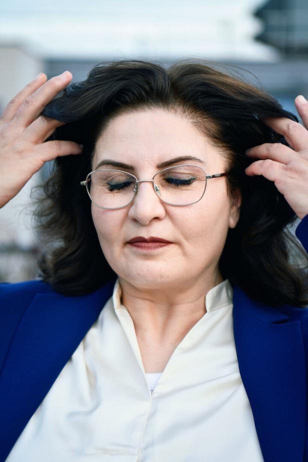 Fatma Akay-Türker hat die Augen geschlossen