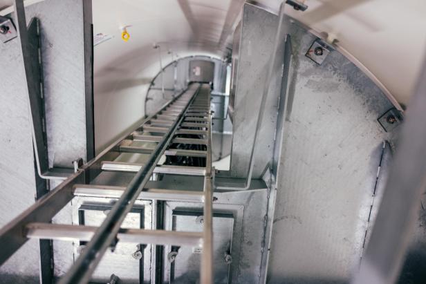 zu sehen ist eine Leiter innerhalb eines Windrades