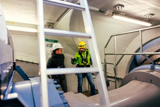 zu sehen ist Markus Winter, Technikvorstand der Windkraft Simonsfeld im Gespräch mit profil, innerhalb des Technikraums im Windrad