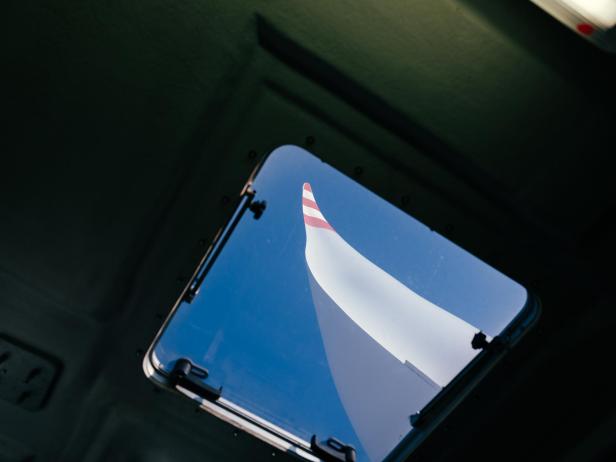 Blick aus dem Technikraum hinauf zu den Rotorblättern