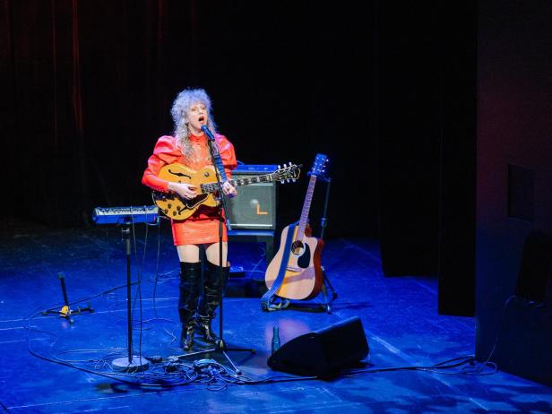 Musikerin Ankathie Koi singt im Theater Akzent.