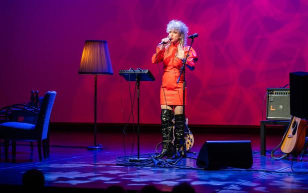 Musikerin Ankathie Koi singt im Theater Akzent.