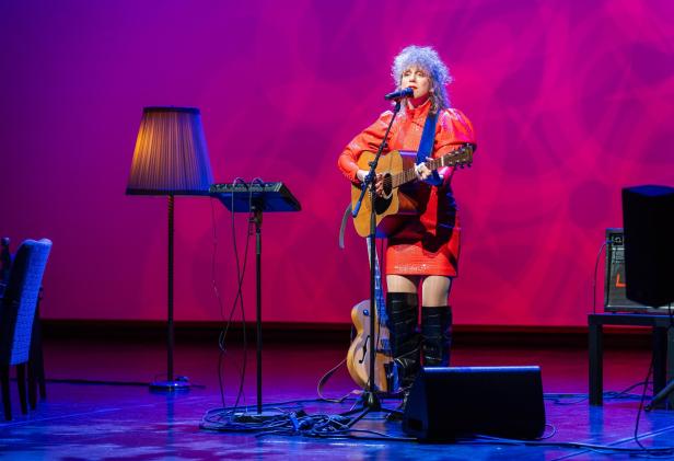 Musikerin Ankathie Koi singt im Theater Akzent.