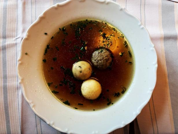 ein Teller mit Rindsuppe und Einlagen