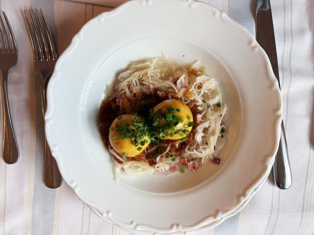 ein Teller mit Fleischknödeln und Krautsalat