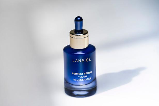 K-Beauty-Produkt von Laneige in blauem Fläschchen