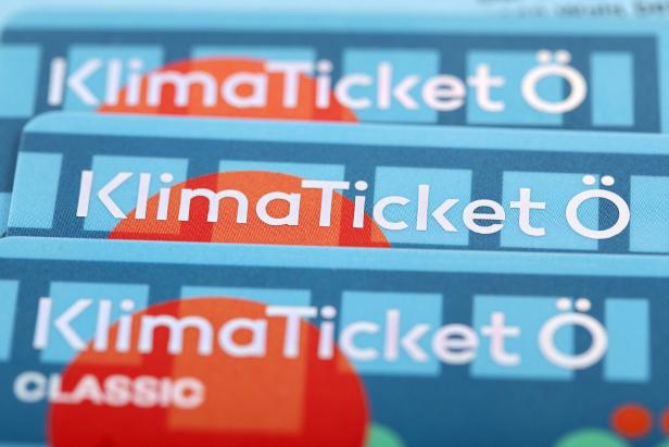 Drei Klimatickets übereinandergestapelt