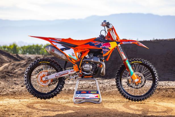 Ein KTM-Motorrad steht quer auf Sandboden