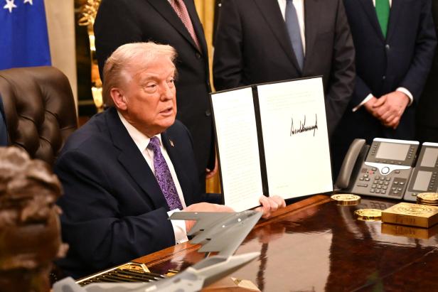 US-Präsident Donald Trump präsentiert ein von ihm signiertes KI-Deregulierungs-Dekret 