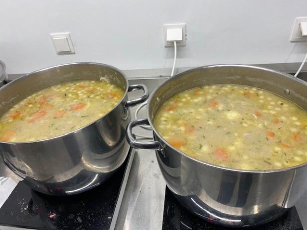 Zwei Töpfe, die voll mit Alena Machs Fischsuppe sind