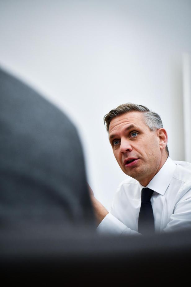 zu sehen ist Wolfgang Hattmannsdorfer in einer Interviewsituation 