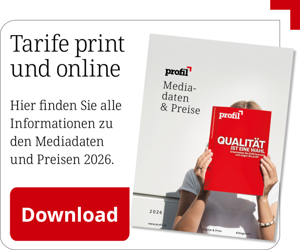 Person hält ein rotes Heft mit der Aufschrift 'profil QUALITÄT IST EINE WAHL' vor das Gesicht, daneben roter Button mit weißer Aufschrift 'Download'