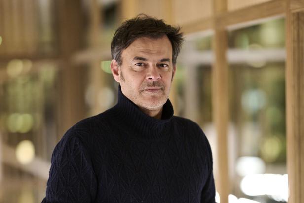 Der Regisseur François Ozon, dunkel gekleidet, ernster Blick