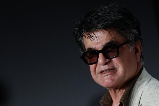 Der Filmemacher Jafar Panahi blickt in Großaufnahme, mit Sonnenbrillen in die Kamera. 
