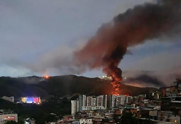 Rauch steigt über Caracas auf.