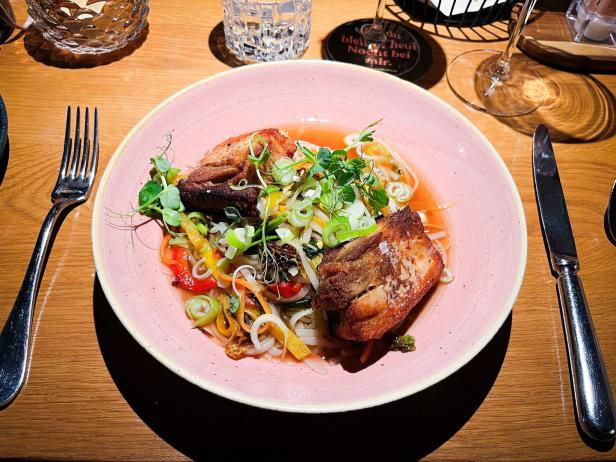 Pho mit Schweinebauch, Gemüse und Sauerkraut