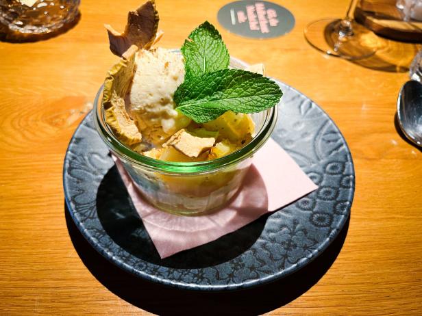 Apfelstrudel im Glas mit warmen Vanillesauce-Espuma und Sauerrahm-Zimt-Eis 