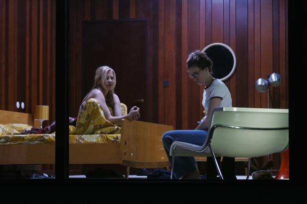 Szenenbild aus Das Ferienhaus am Wiener Burgtheater mit den Schauspielerinnen Caroline Peters und Franziska Hackl