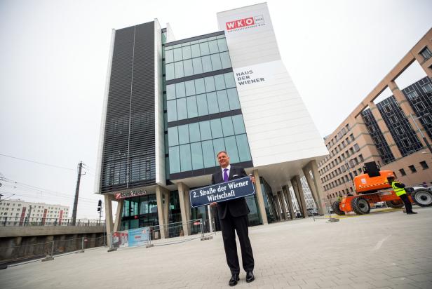 WKW-Präsident Walter Ruck im April 2019 vor der neuen Kammer-Zentrale am Wiener Praterstern.