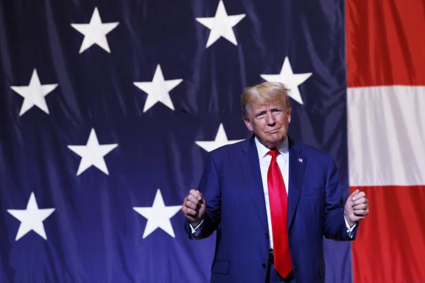 Donald Trump vor einer amerikanischen Flagge